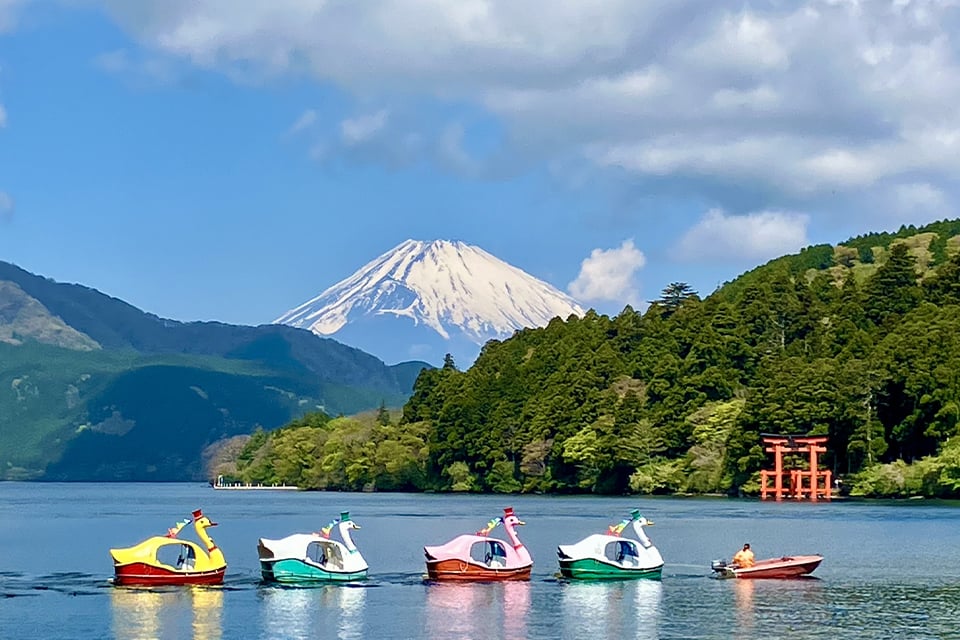 Lake Ashi with Mt. Fuji and torii gate in Hakone viewed during a private day trip from Tokyo