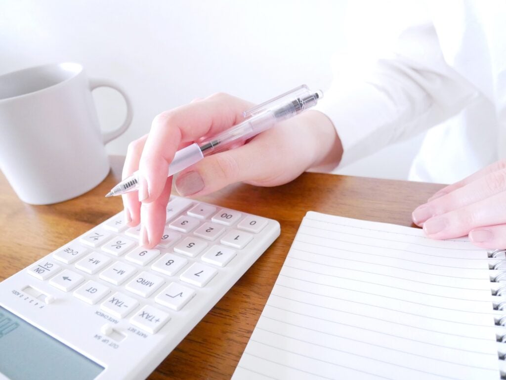 Event planner calculating the budget for a business event in Japan