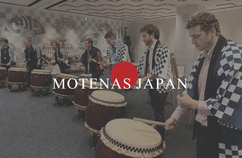 International guests enjoying a Japanese taiko drumming experience organized by MOTENAS JAPAN