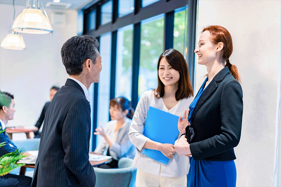 Japanese-English interpreter supporting international guests at a corporate event in Tokyo