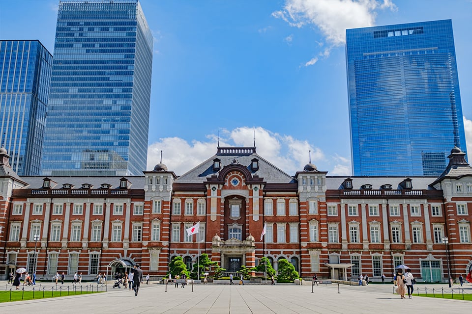 Tokyo Station area as a transportation hub for large corporate group events